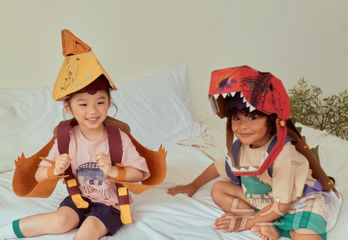 본문 이미지 - 조립식 웨어러블 장난감 '왓어원더' 공룡 시리즈를 착용한 모습(그란데클립 제공)