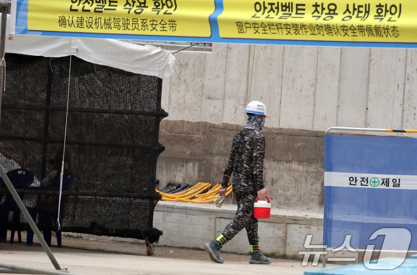 본문 이미지 - 지난 2024년 8월 폭염이 연일 이어지고 있는 가운데 서울 성북구 장위4구역 주택정비사업지구 건설현장에서 한 근로자가 음료를 들고 이동하고 있다. (공동취재) 2024.8.8 ⓒ 뉴스1 허경 기자