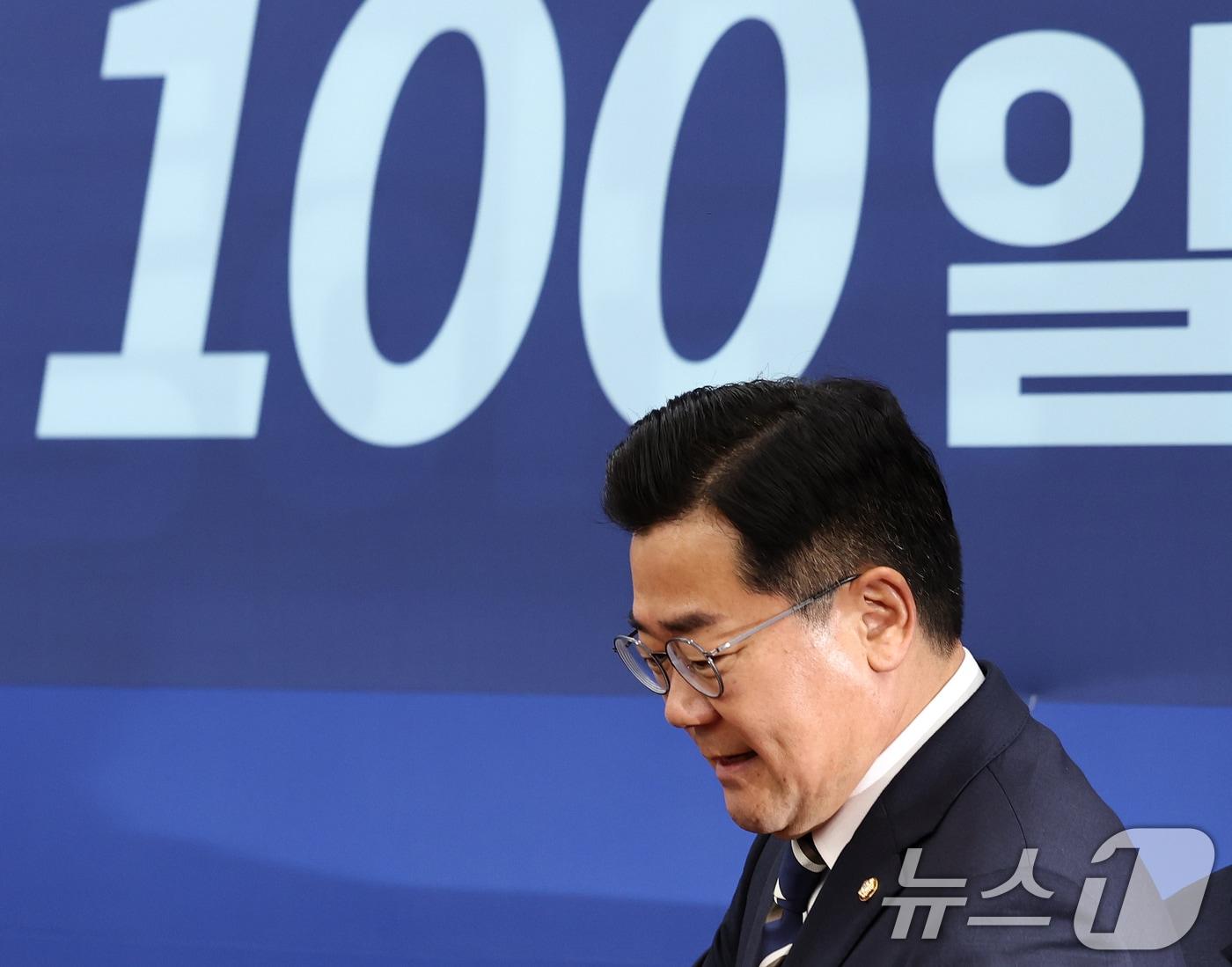 본문 이미지 - 박찬대 더불어민주당 대표 직무대행 겸 원내대표가 8일 오전 서울 여의도 국회에서 열린 원내대표 취임 100일 기자간담회에 참석하고 있다. 2024.8.8/뉴스1 ⓒ News1 구윤성 기자