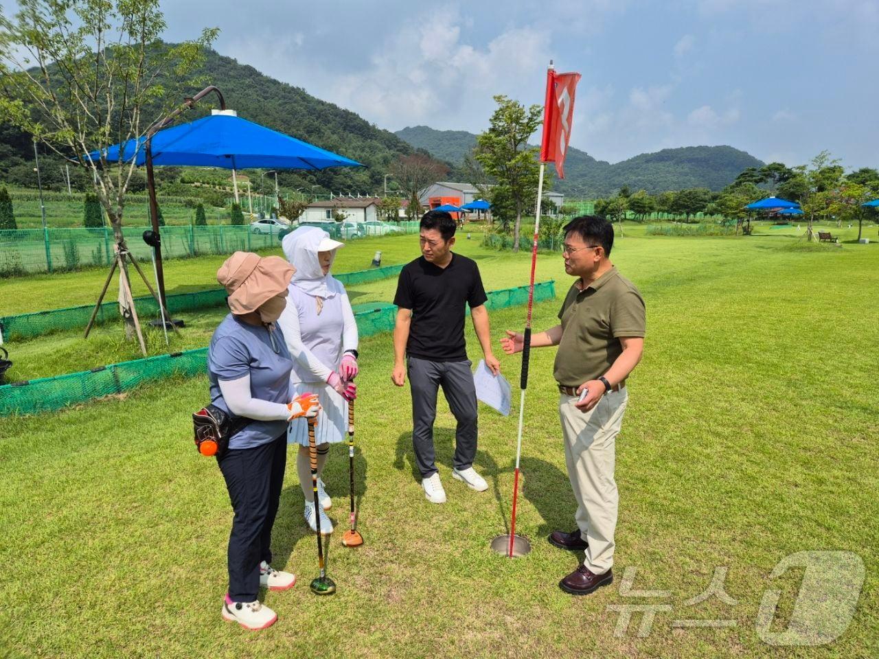 본문 이미지 - 전북 익산시의회 이종현 의원이 지난 7일 완주군 소재 비봉체육공원과 고산 만경강수변생태공원, 삼례 수도산공원 등 3개소를 찾았다.(익산시의회 제공)/뉴스1