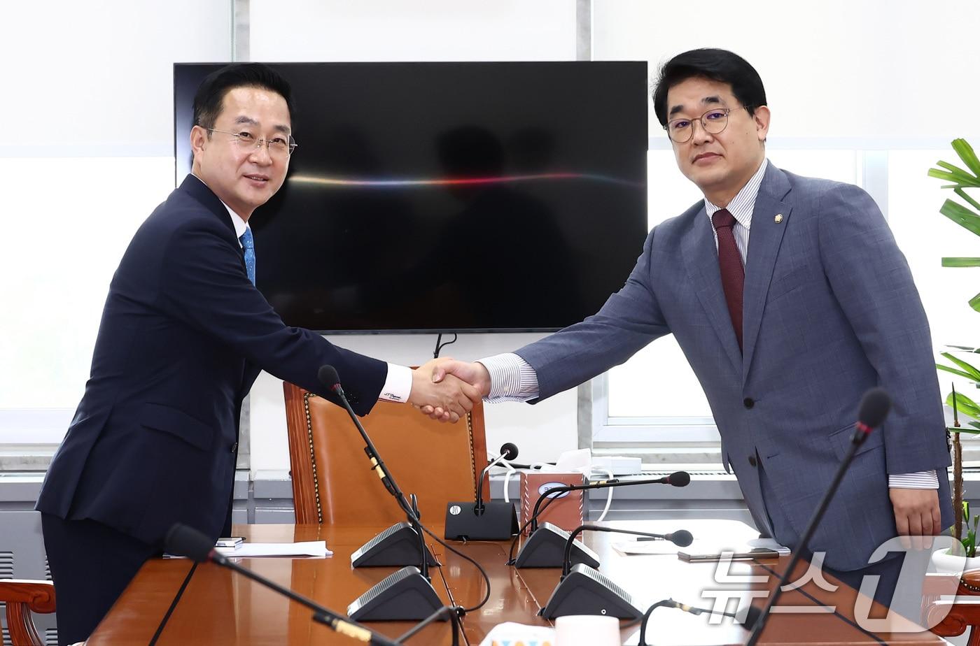 본문 이미지 - 배준영 국민의힘 원내수석부대표(오른쪽)와 박성준 더불어민주당 원내수석부대표가 8일 오전 서울 여의도 국회에서 민생법안 처리를 위한 협의체 운영방식을 위한 회동을 하고 있다. 2024.8.8/뉴스1 ⓒ News1 김민지 기자