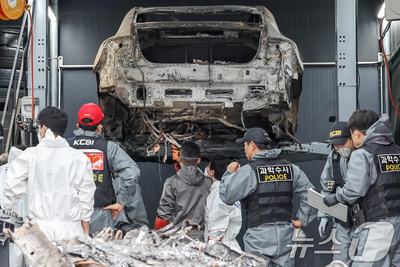 국립과학수사연구원과 인천경찰청 과학수사대 조사관들이 지난해 8월 인천 서구의 한 정비소에서 같은 달 청라 아파트 지하주차장에서 화재로 전소된 전기차에 대한 2차 합동감식을 실시하는 모습(자료사진). 2024.8.8/뉴스1 ⓒ News1 민경석 기자