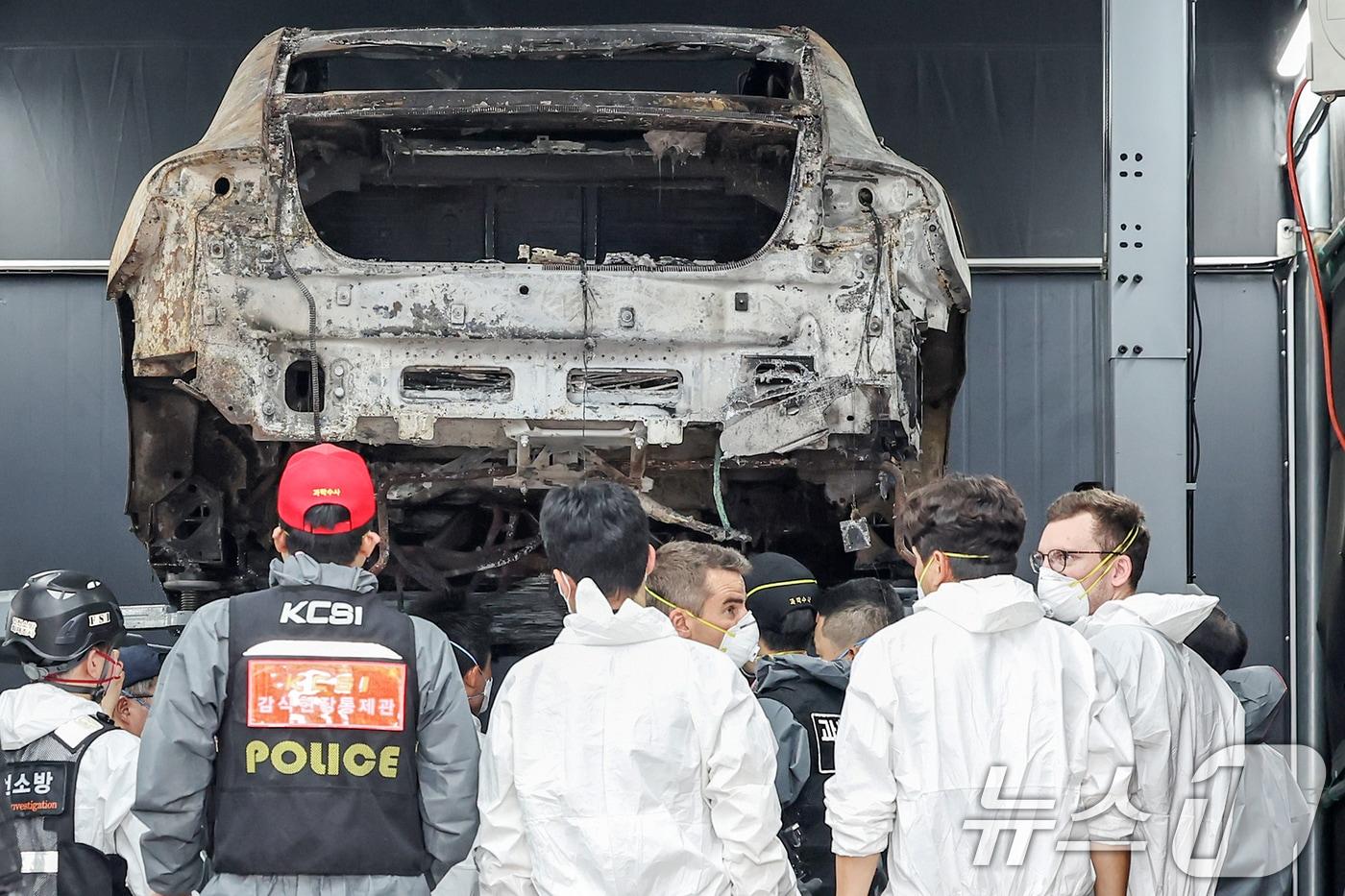 국립과학수사연구원과 인천경찰청 과학수사대 조사관들이 8일 오전 인천 서구의 한 정비소에서 지난 1일 청라 아파트 지하주차장에서 화재로 전소된 전기차에 대한 2차 합동감식을 실시하고 있다. &#40;사진은 기사 내용과 무관함&#41; 2024.8.8/뉴스1 ⓒ News1 민경석 기자