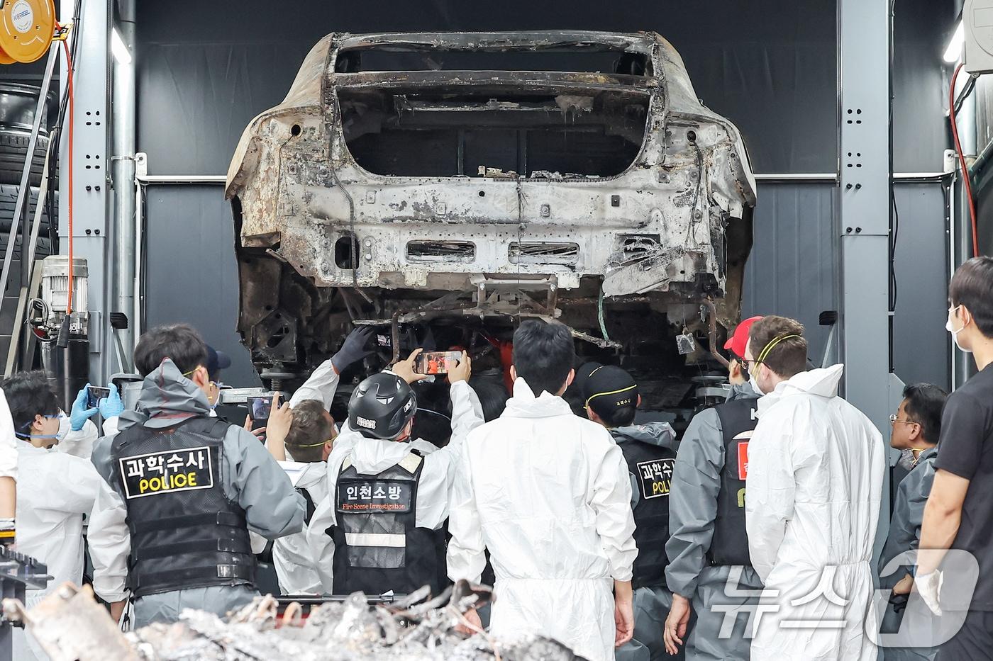 국립과학수사연구원과 인천경찰청 과학수사대 조사관들이 지난해 8월 8일 오전 인천 서구의 한 정비소에서 지난 1일 청라 아파트 지하주차장에서 화재로 전소된 전기차에 대한 2차 합동감식을 실시하고 있다. 2024.8.8/뉴스1 ⓒ News1 민경석 기자