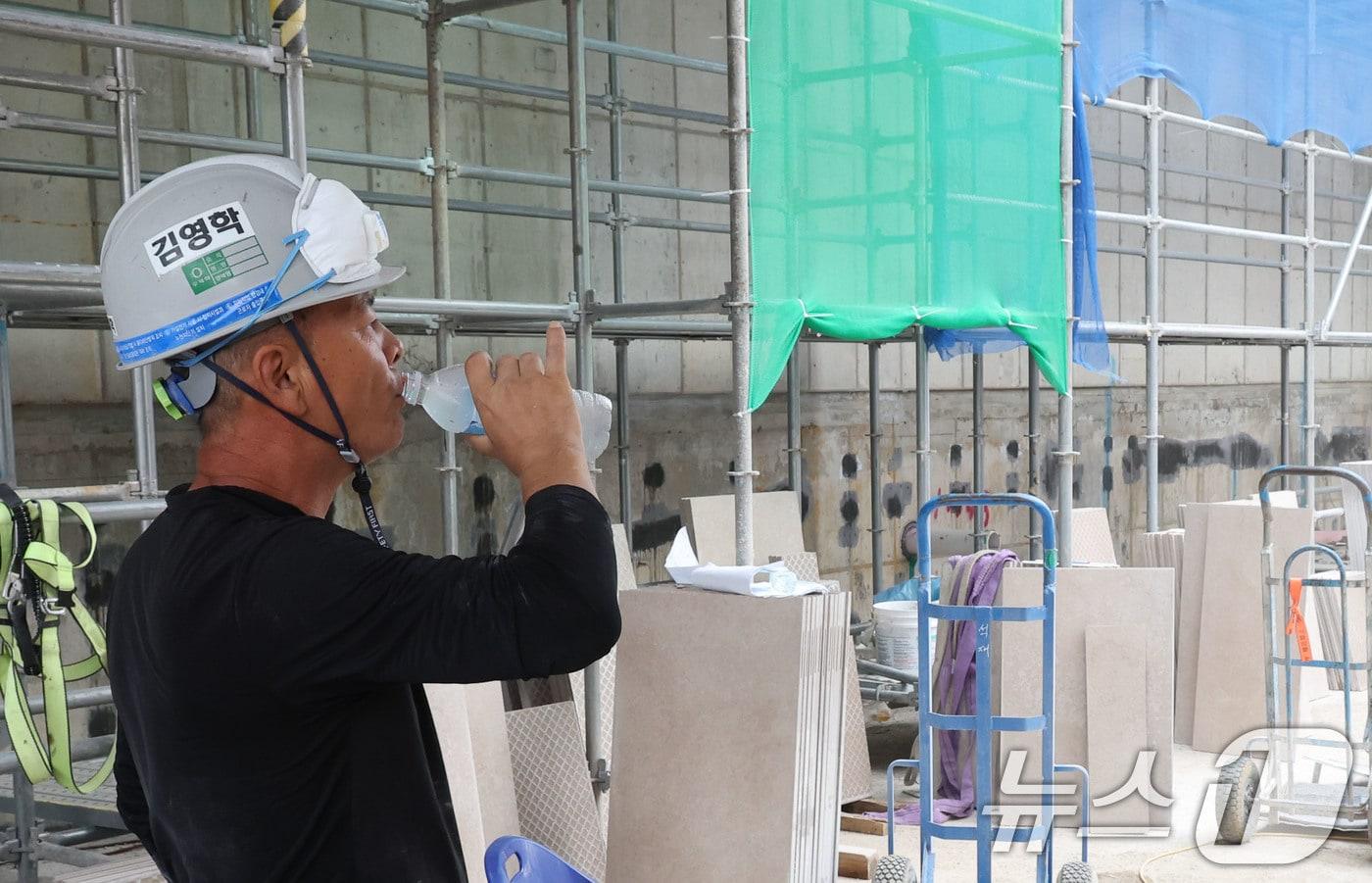 서울 성북구 장위4구역 주택정비사업 건설현장에서 한 근로자가 물을 마시고 있다. &#40;공동취재&#41; 