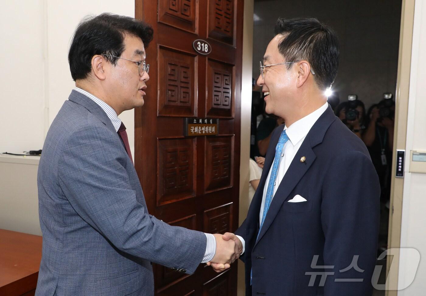 배준영 국민의힘 원내수석부대표(왼쪽)와 박성준 더불어민주당 원내수석부대표가 8일 오전 서울 여의도 국회에서 민생법안 처리를 위한 협의체 운영방식을 위한 회동을 하기에 앞서 인사를 하고 있다. (공동취재) 2024.8.8/뉴스1 ⓒ News1 김민지 기자