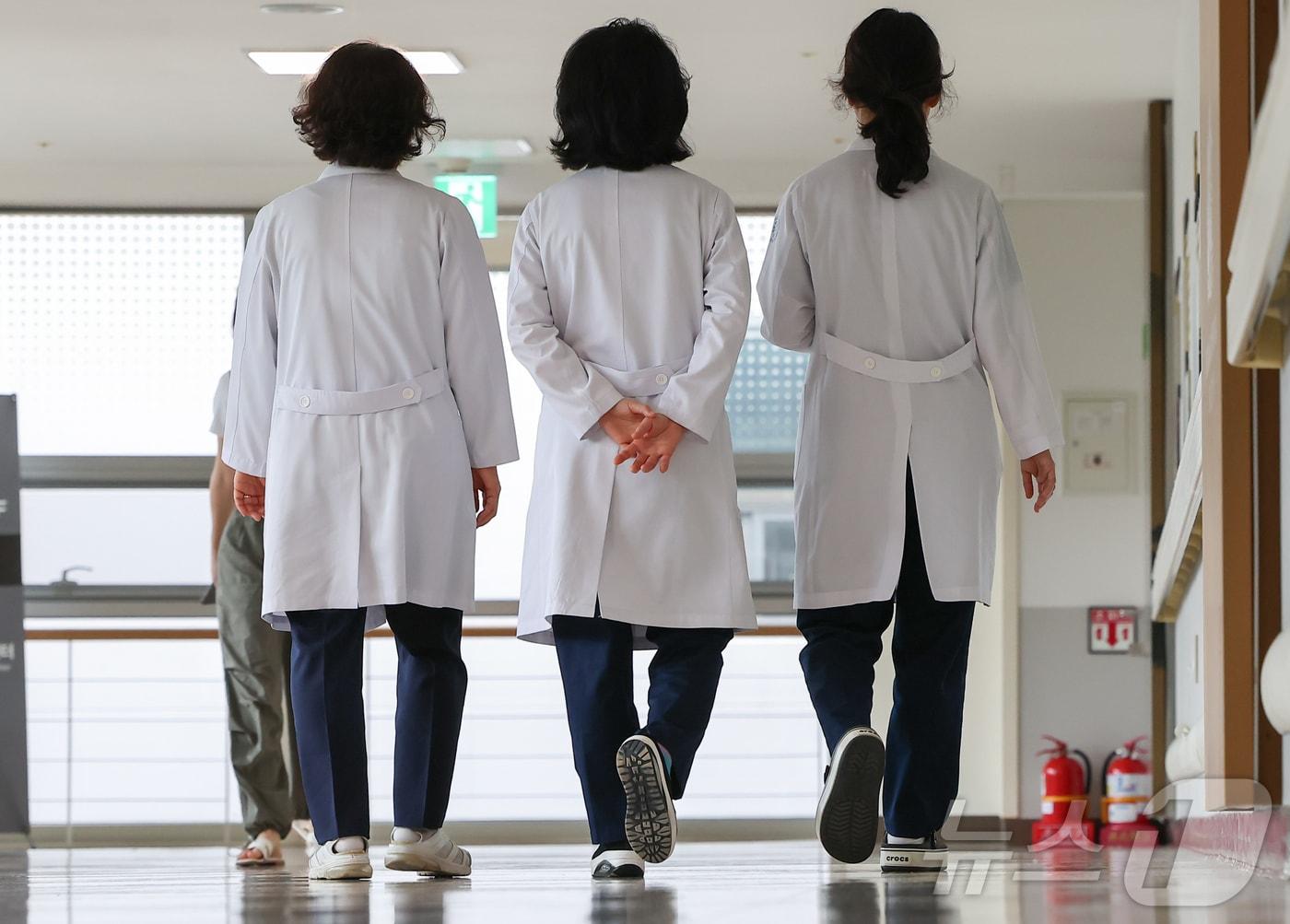 본문 이미지 - 정부가 전공의 복귀 대책으로 내놓은 '하반기 전공의 모집'의 지원율이 1%대에 그치자 전공의 모집을 재개하기로 했다. 보건복지부는 지난달 '의사 집단행동 중앙안전재난대책본부'(중대본) 브리핑을 열고 "전공의가 복귀할 수 있는 기회를 최대한 제공하기 위해 모집기간을 연장하기로 했다"고 밝혔다. 서울 시내 한 대형병원에서 의료진이 발걸음을 옮기고 있다. 2024.8.8/뉴스1 ⓒ News1 김도우 기자