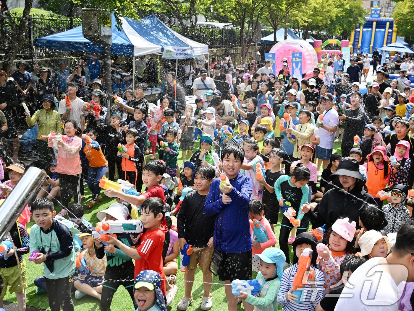 본문 이미지 - 지난 7월 27일 열린 '풍암 워터페스타'에서 광주 서구민 3천여 명이 도심 속 물축제를 즐기고 있다.(광주 서구 제공) 2024.8.8/뉴스1 