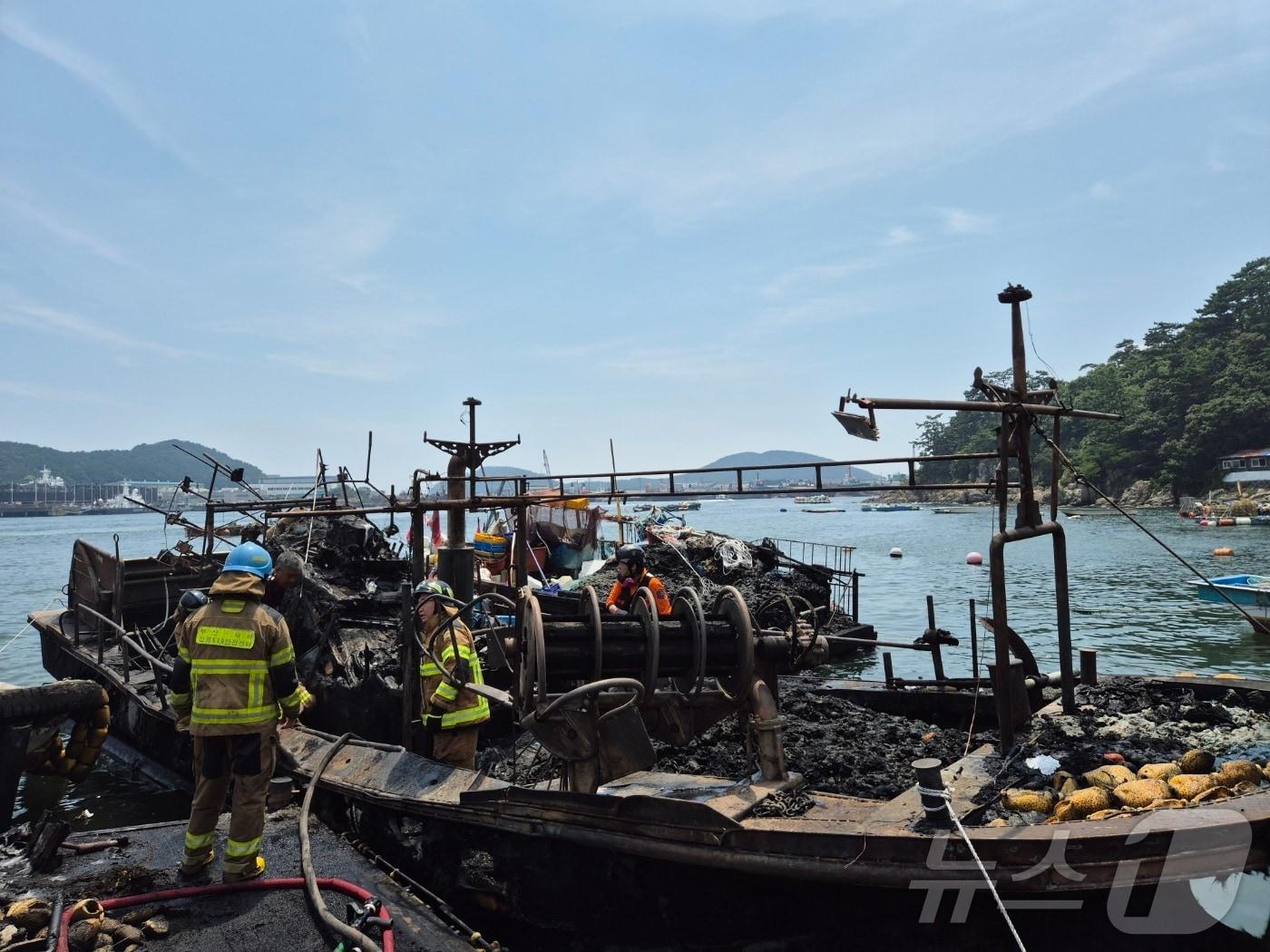 본문 이미지 - 8일 부산 사하구 다대동 낫개방파제 화재 현장.(부산소방재난본부 제공)