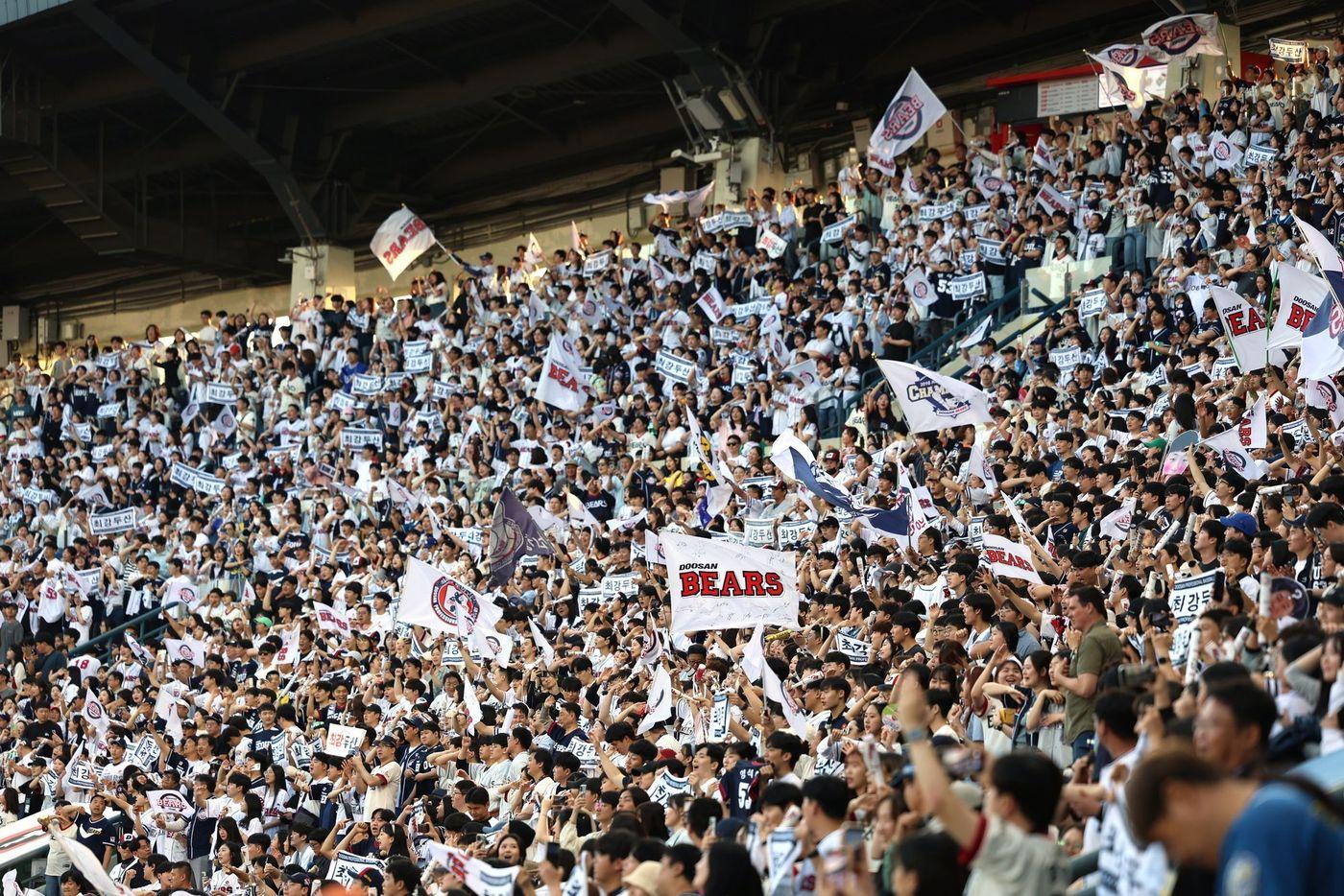 두산 베어스가 8일 프로야구 10개구단 최초로 홈 100만 관중 돌파를 눈앞에 두고 있다.(두산 베어스 제공)