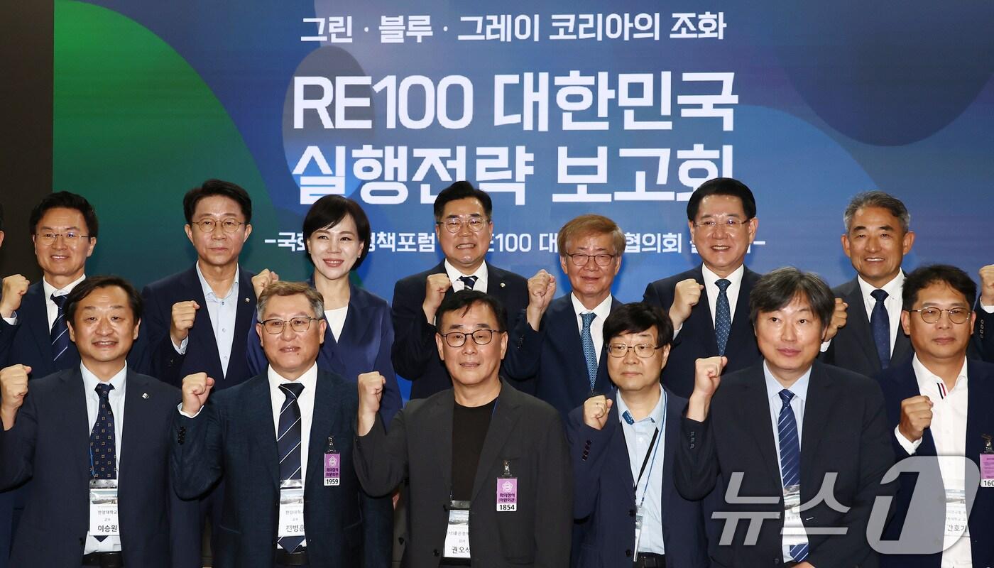 본문 이미지 - 박찬대 더불어민주당 대표 직무대행 겸 원내대표가 8일 오후 서울 여의도 국회 의원회관에서 열린 국회좋은정책포럼·RE100대학교수협의회의 출범식에서 전현희·조정식 의원, 김영록 전남지사 등 참석자들과 기념촬영을 하고 있다. 2024.8.8/뉴스1 ⓒ News1 김민지 기자