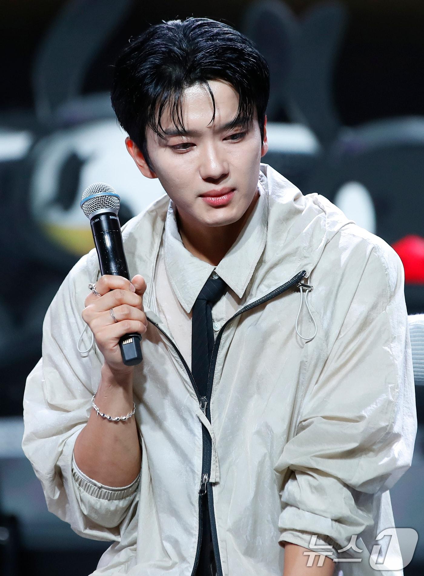 본문 이미지 - B.A.P 출인 유영재가 8일 강남구 일지아트홀에서 첫 EP 앨범 'CURTAIN CALL' 쇼케이스에서 인사말을 하며 눈물을 살짝 보이고 있다. 2024.8.8/뉴스1 ⓒ News1 권현진 기자