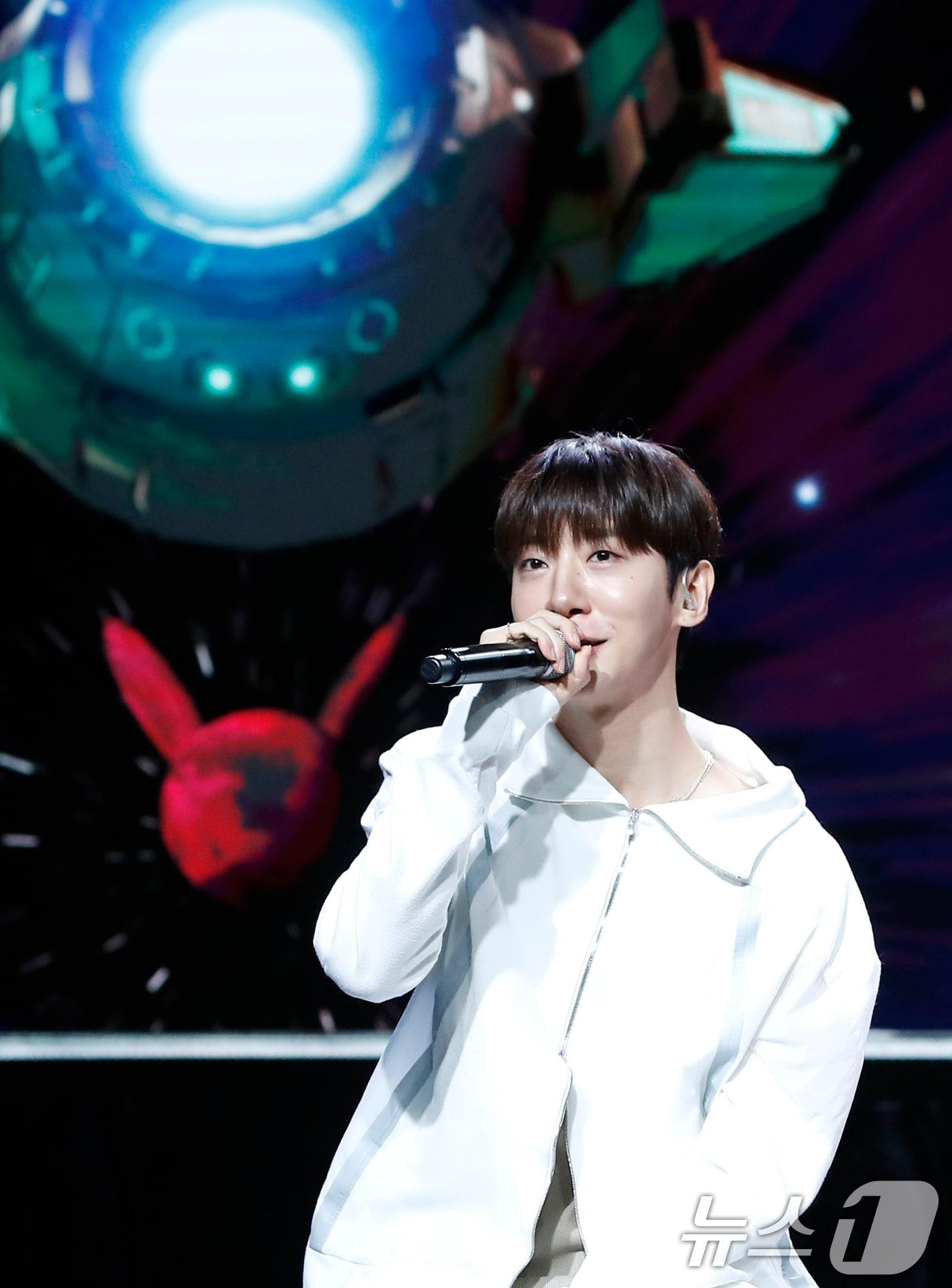 본문 이미지 - B.A.P 출신 방용국이 8일 강남구 일지아트홀에서 첫 EP 앨범 'CURTAIN CALL' 쇼케이스에서 인사말을 하고 있다. 2024.8.8/뉴스1 ⓒ News1 권현진 기자