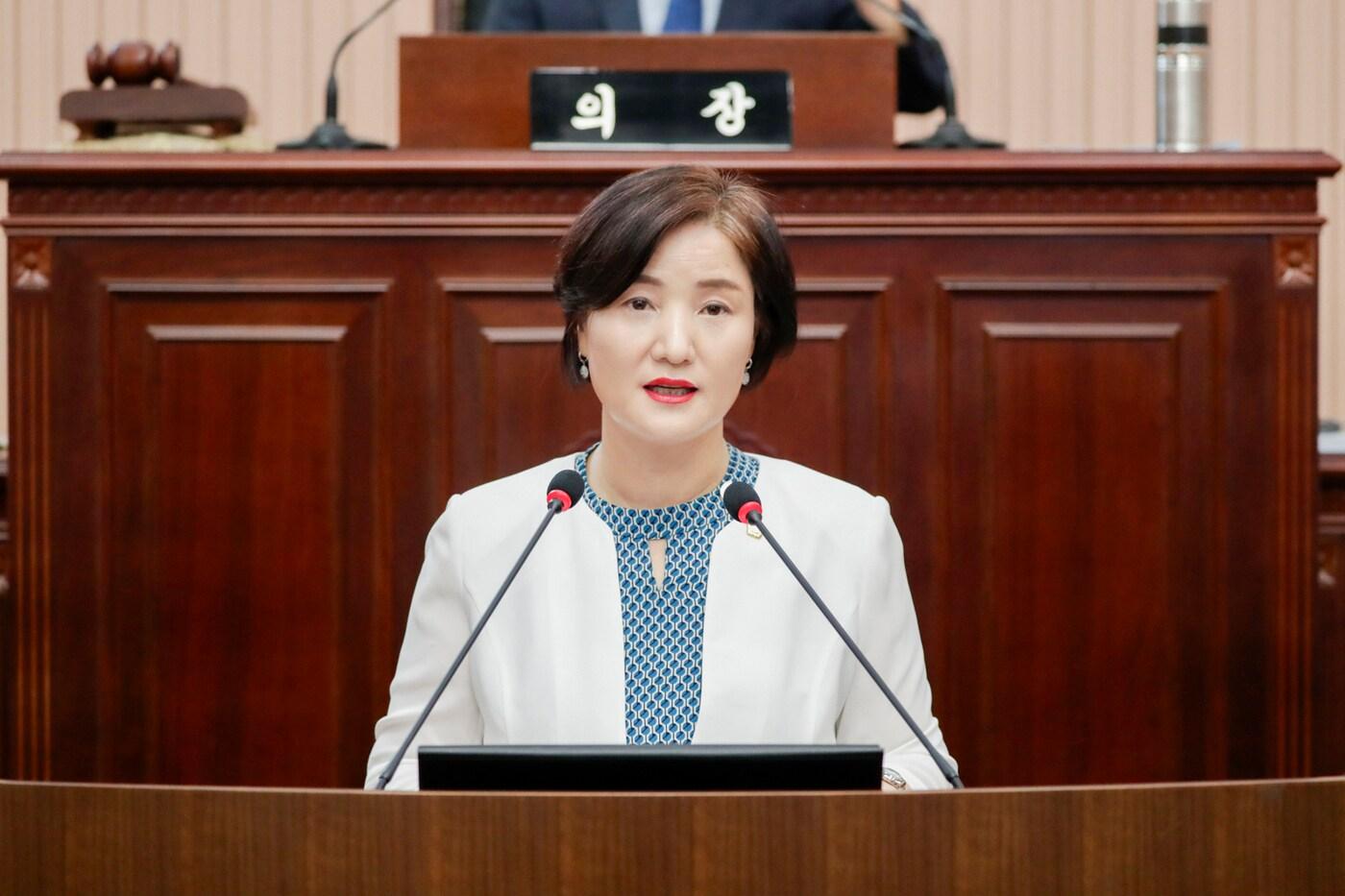 국민의힘 이경희 경기 구리시의외 의원이 7일 제299회 임시회 2차 본회의  5분 자유발언에서 8호선 연장 별내선 구리역에 설치된 국내 최장 규모 에스컬레이터에 대한 안전대책을 촉구하고 있다.(구리시의회 제공)/뉴스1