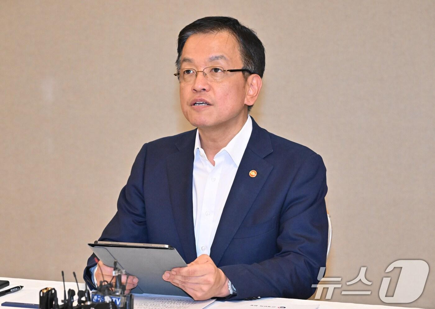 최상목 경제부총리 겸 기획재정부 장관이 지난 8일 오후 서울 종로구 정부서울청사에서 열린 부동산관계장관회의에 참석해 모두발언을 하고 있다. (공동취재)ⓒ News1 허경 기자