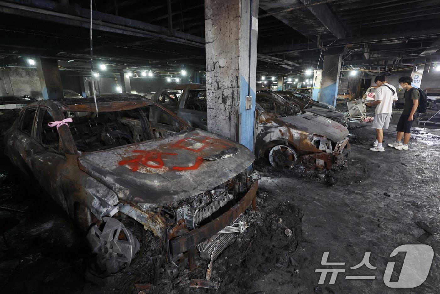 본문 이미지 - 8일 인천 서구 청라동의 한 아파트 단지 지하주차장이 지난 1일 발생한 전기차 화재 사고로 인해 새까맣게 그을려 있다. 2024.8.8/뉴스1 ⓒ News1 민경석 기자