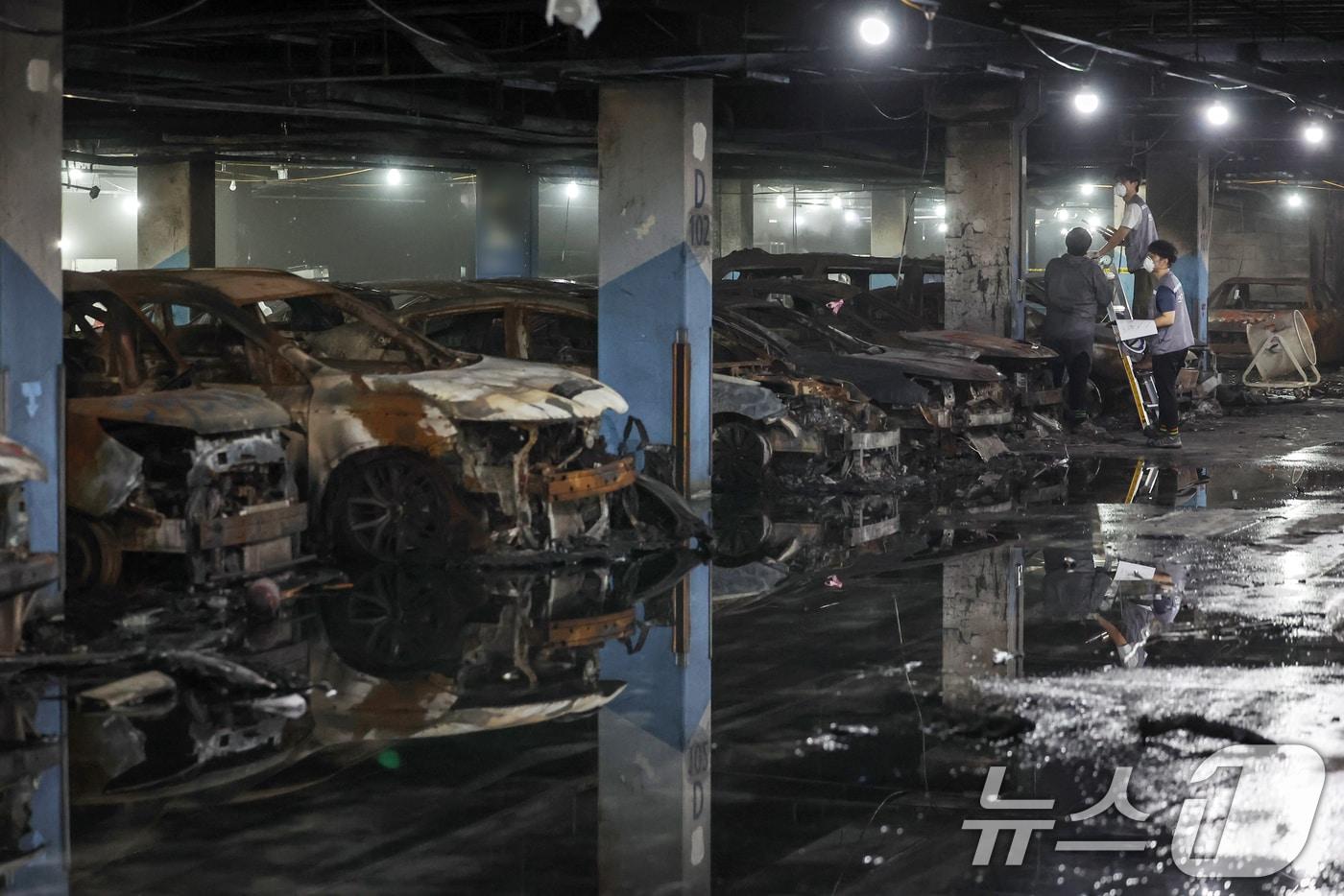 8일 인천 서구 청라동의 한 아파트 단지 지하주차장에 주차된 차량들이 지난 1일 발생한 전기차 화재 사고로 인해 불에 타 검게 그을려 있다. 2024.8.8/뉴스1 ⓒ News1 민경석 기자