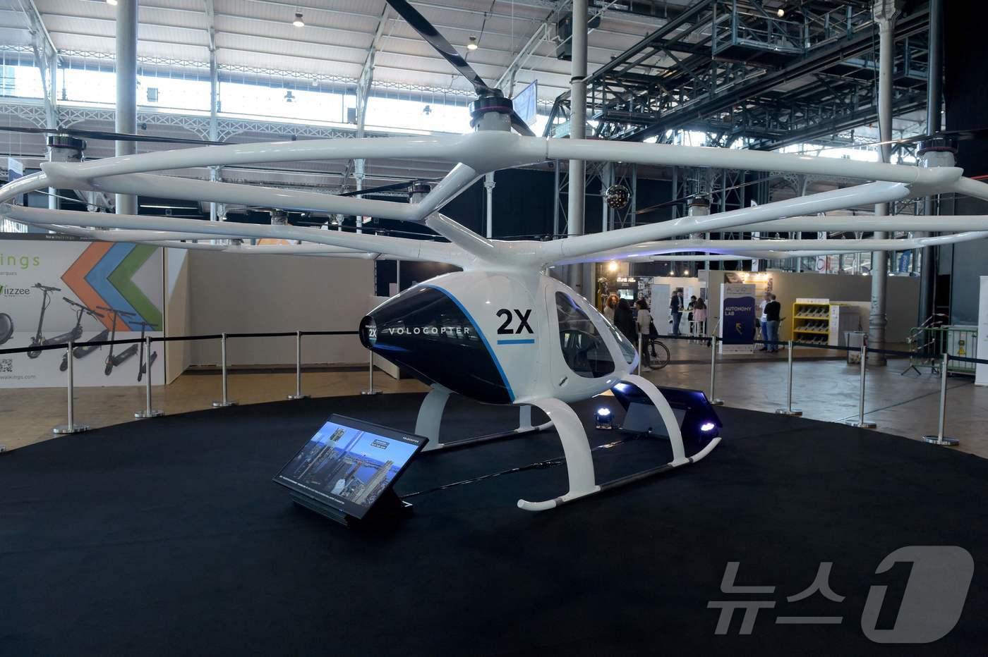 독일 기업 볼로콥터가 만든 드론 택시. 업체 측은 이 택시의 유인 시험 비행을 파리올림픽 기간에 실시하려 했으나 엔진 인증을 통과하지 못해 계획이 무산됐다고 AFP통신이 8일 보도했다. 2024.8.8 ⓒ AFP=뉴스1 ⓒ News1 강민경 기자