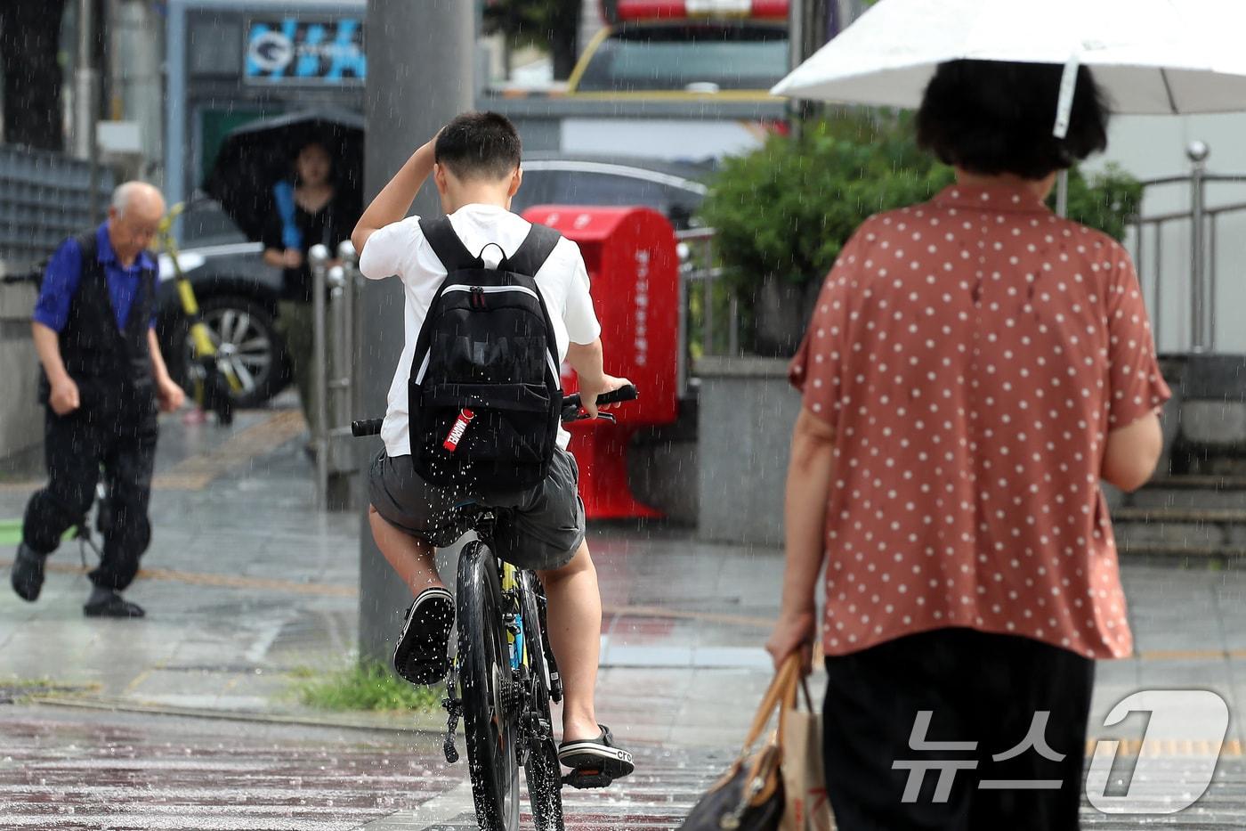 기사 이해를 돕기 위한 폭염 속 소나기가 내리는 지역의 자료 사진으로, 기사 내용과 직접 관련 엾음. ⓒ News1