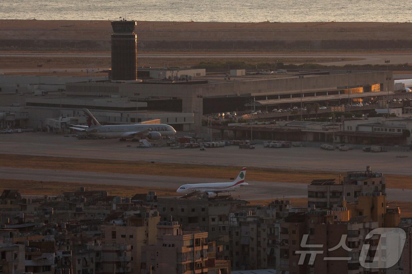 본문 이미지 - 6일(현지시간) 레바논 베이루트-라픽 알 하리리 국제공항 활주로에 비행기들이 보인다. 24.08.06 ⓒ 로이터=뉴스1 ⓒ News1 김예슬 기자