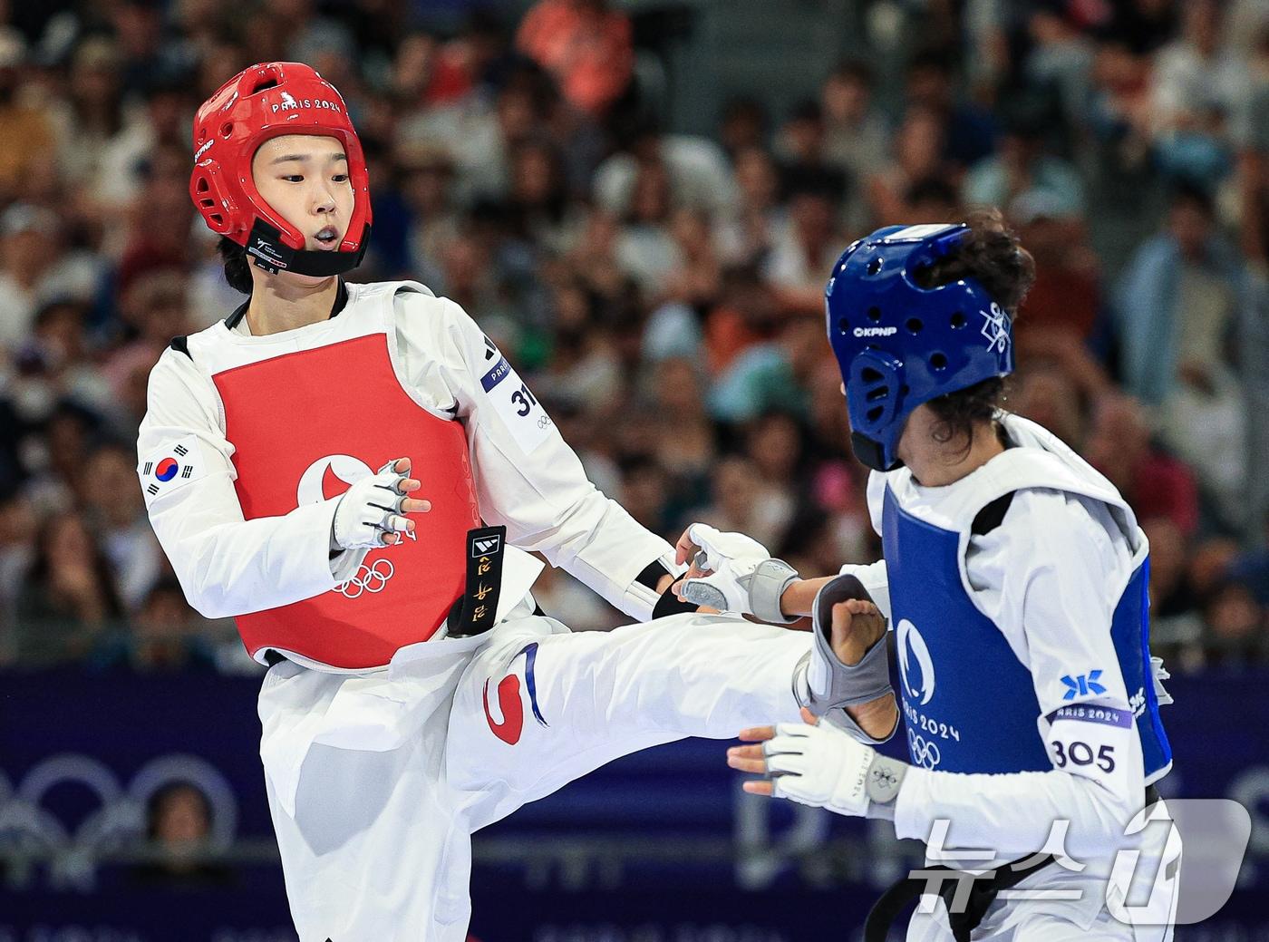 본문 이미지 - 대한민국 태권도 국가대표팀 김유진 선수가 8일 오후(한국시간) 프랑스 파리 그랑 팔레에서 진행된 2024 파리올림픽 태권도 여자 57kg급 16강 경기에서 튀르키예의 하티제 퀴브라 일귄 선수와 자웅을 겨루고 있다. 2024.8.8/뉴스1 ⓒ News1 박정호 기자