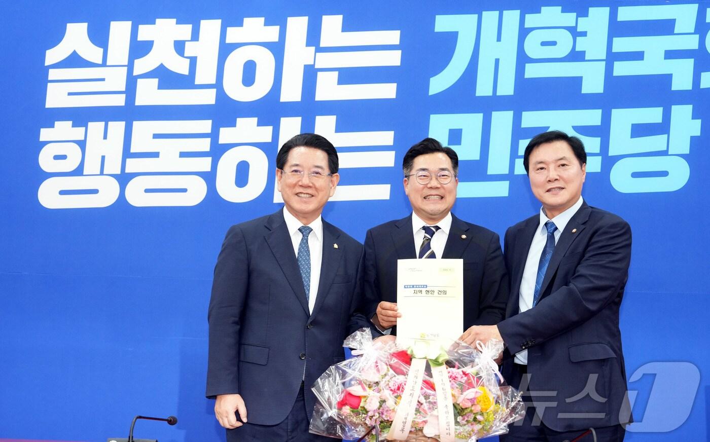 김영록 전라남도지사(왼쪽)는 8일 국회의사당에서 더불어민주당 박찬대 원내대표(가운데)를 만나 25년 국고예산 관련 전남 주요 현안 사업에 대해 건의했다.(전남도 제공) 2024.8.8/뉴스1 