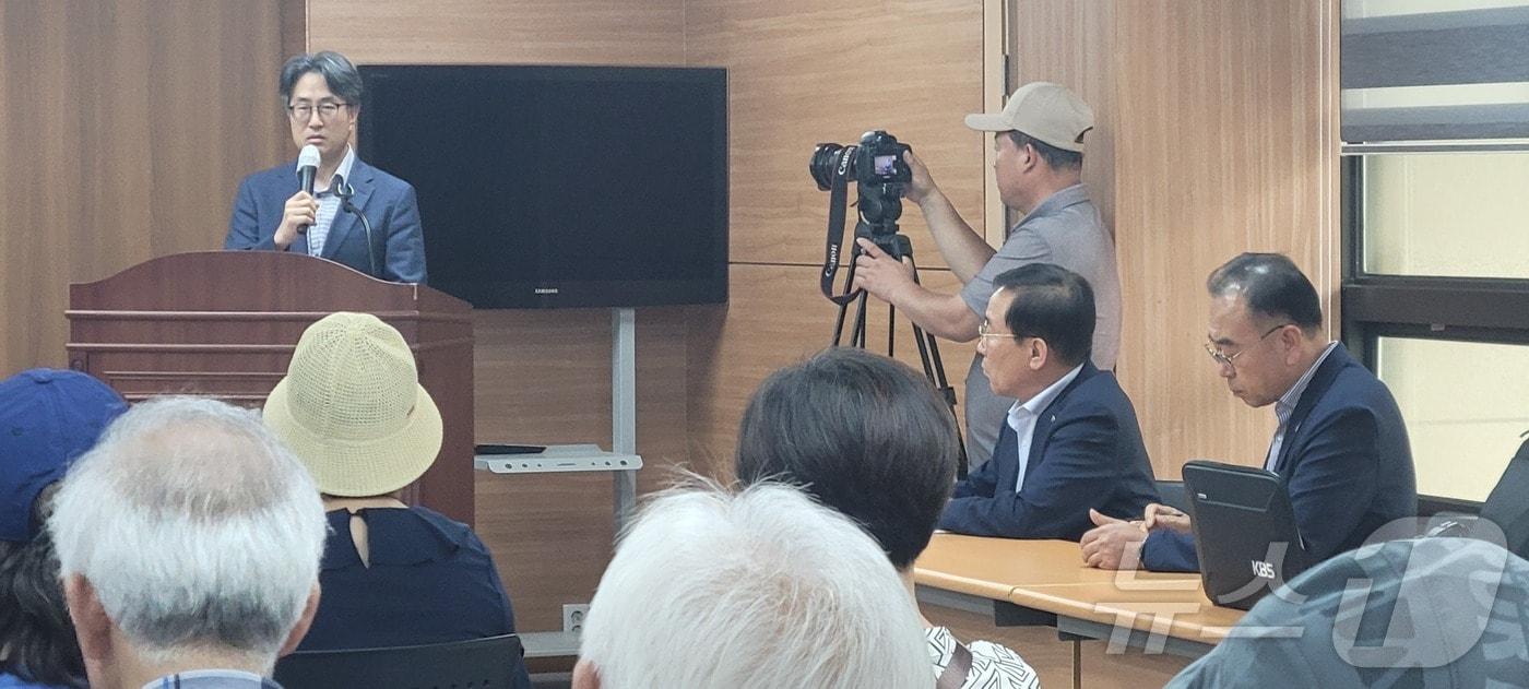 본문 이미지 - 환경부 관계자가 단양천댐 건설 계획 등에 대해 설명하고 있다.2024.7.8/뉴스1 ⓒ News1 이대현 기자