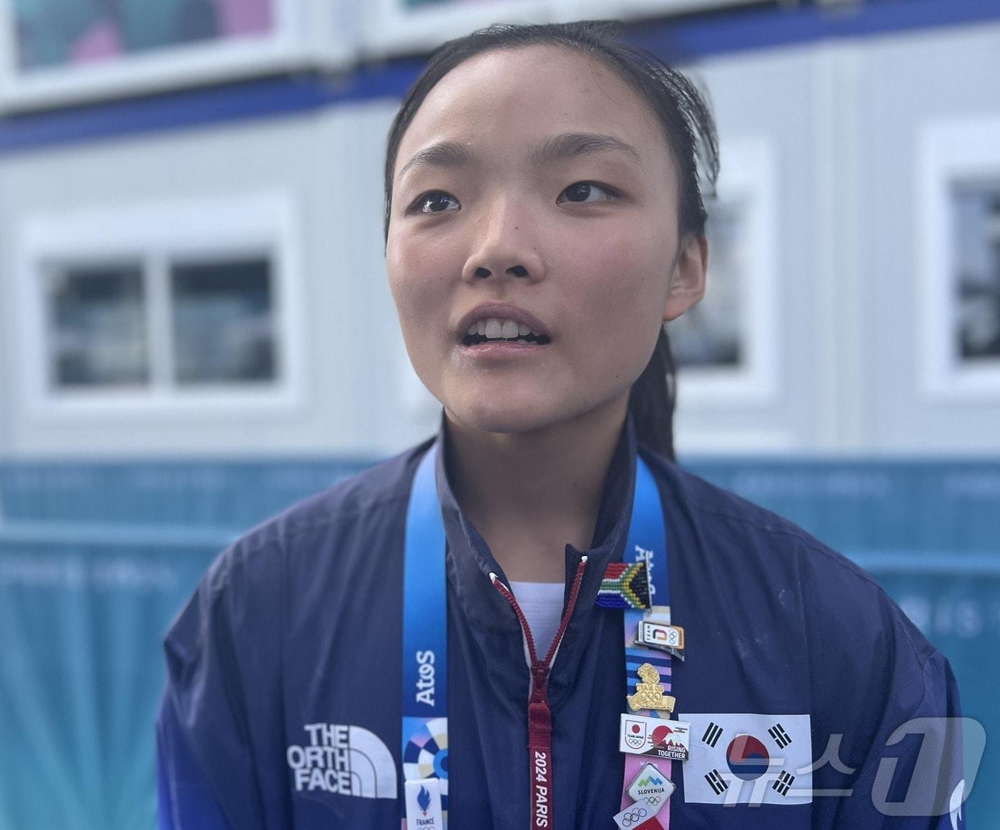 본문 이미지 - 서채현이 8일(한국시간) 2024 파리 올림픽 스포츠클라이밍 여자 콤바인(볼더링+리드) 결선 진출을 확정한 뒤 취재진과 인터뷰하고 있다. 2024.8.8/뉴스1 ⓒ News1 이상철 기자