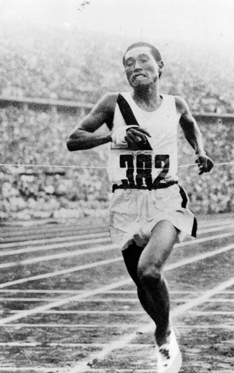 본문 이미지 - 손기정 선수 우승 장면. (출처: Japanese/German press at the 1936 Summer Olympics in Berlin, 흑백사진(1936), Wikimedia Commons, Public Domain Dedication)