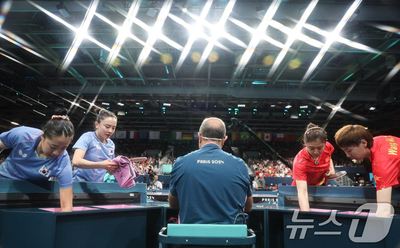 대한민국 탁구 대표팀 신유빈, 전지희가 8일&#40;한국시간&#41; 프랑스 파리 사우스 파리 아레나 4에서 열린 &#39;2024 파리올림픽&#39; 탁구 여자 단체 준결승 중국의 첸멍, 왕만위와의 경기에서 준비를 하고 있다. 2024.8.8/뉴스1 ⓒ News1 이동해 기자