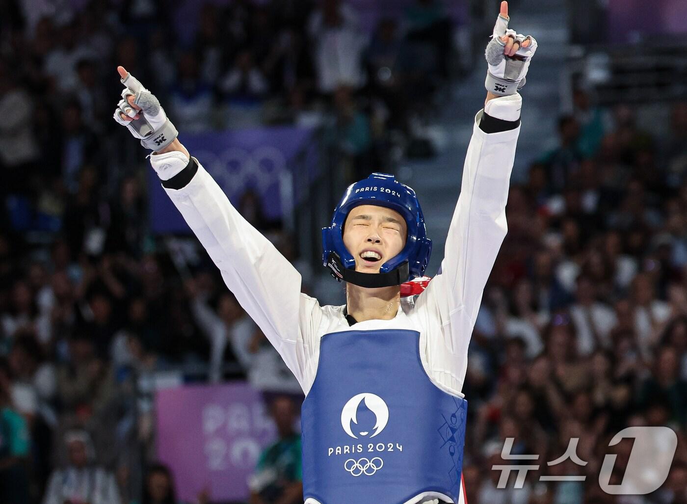 본문 이미지 - 대한민국 태권도 국가대표팀 김유진 선수가 9일(한국시간) 프랑스 파리 그랑 팔레에서 진행된 2024 파리올림픽 태권도 여자 57kg급 결승 경기 이란의 나히드 키야니찬데 선수와의 경기에서 금메달을 확정지은 후 기뻐하고 있다. 2024.8.9/뉴스1 ⓒ News1 이동해 기자