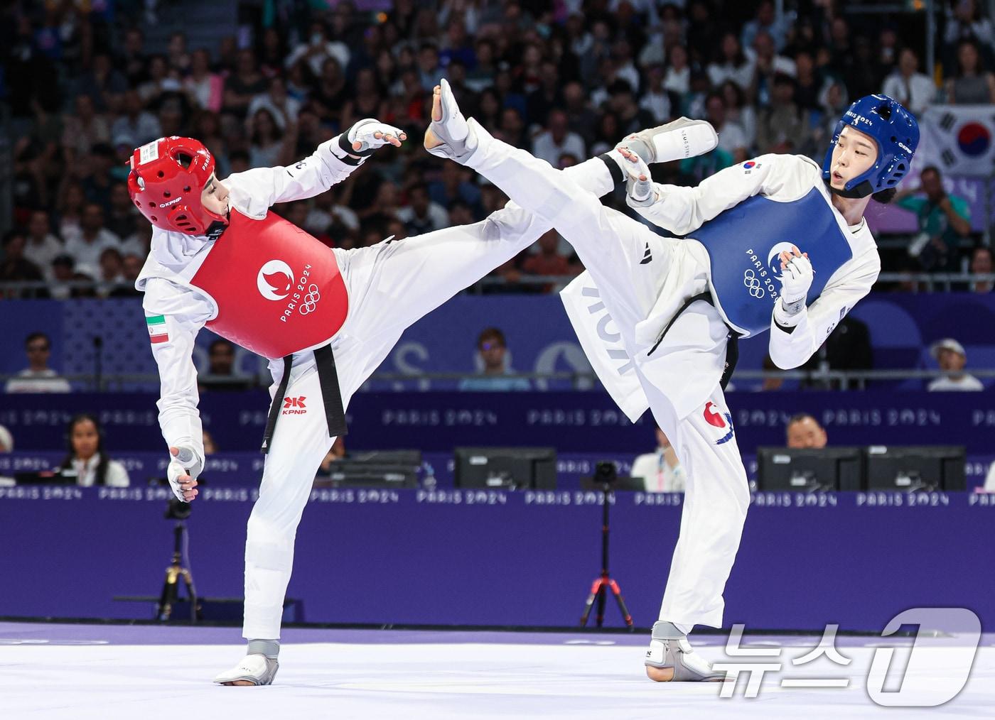 본문 이미지 - 파리 올림픽 당시 경기 중인 한국 태권도 국가대표 김유진(오른쪽) 2024.8.9 ⓒ 뉴스1 이동해 기자