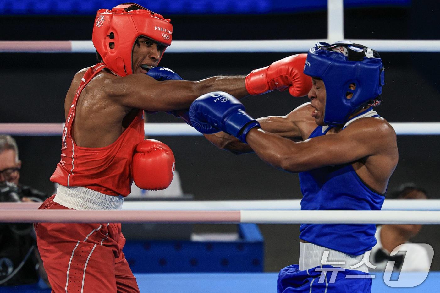 올림픽 난민팀 신디 은감바&#40;왼쪽&#41;가 9일 오전&#40;한국시간&#41; 프랑스 파리 롤랑기로스에서 진행된 2024 파리올림픽 여자 복싱 75㎏급 준결승전에서 파나마의 아테이나 빌론과 치열한 승부를 펼치고 있다. 2024.8.9/뉴스1 ⓒ News1 박정호 기자