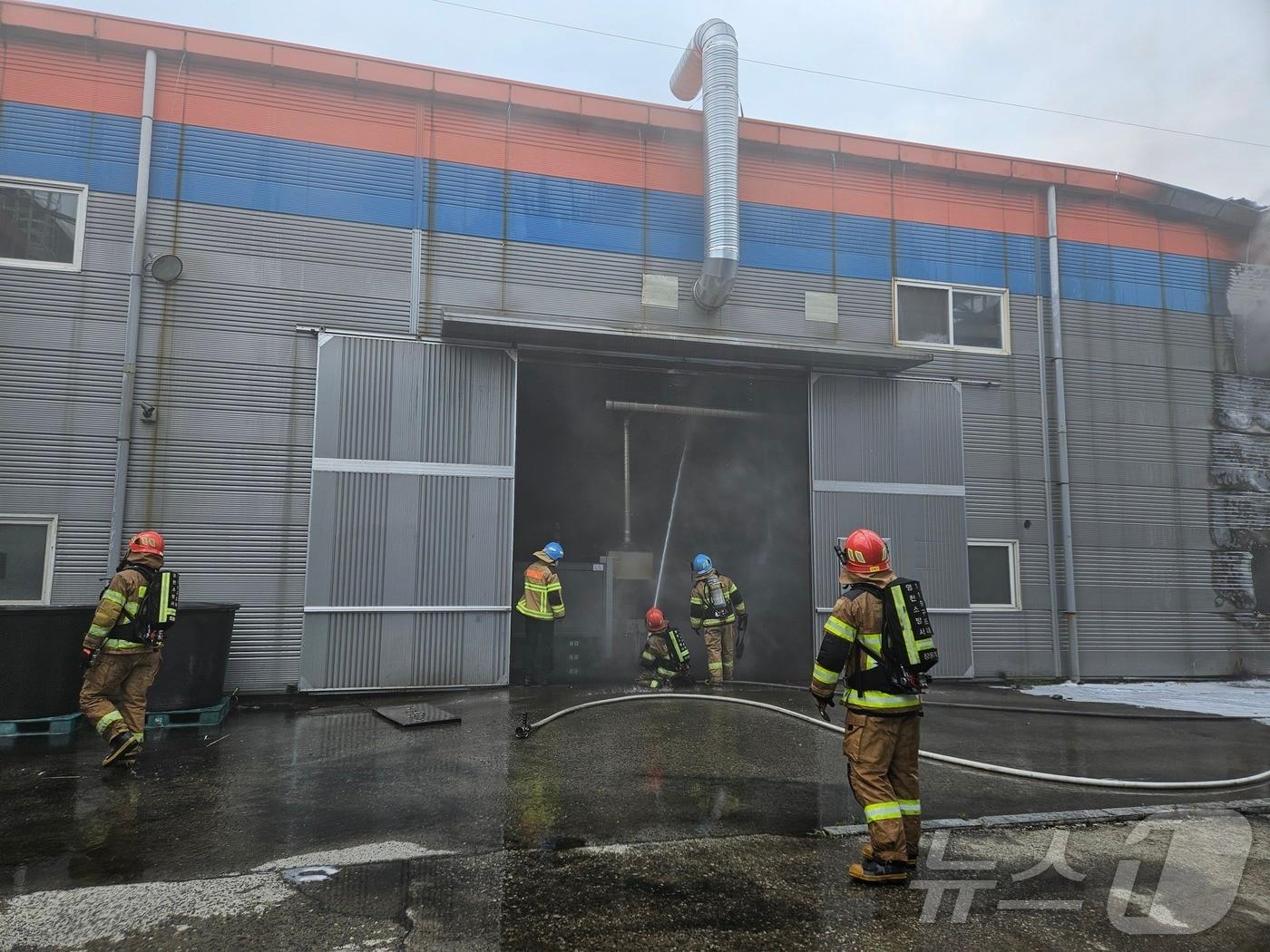본문 이미지 - 경북 영천시 금호읍 오계리 자동차 공장에서 불이나 소방당국이 화재를 진압하고 있다(경북소방본부 제공)2024.8.9/뉴스1