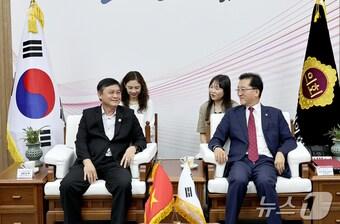 본문 이미지 - 응웬 반 록(Nguyễn Văn Lộc) 베트남 빈증성 인민의회 의장을 비롯한 빈증성 대표단 11명이 8일 대전시의회를 방문해 조원휘 의장과 양 의회간 경제과학기술 정보 공유 등 협력 방안을 논의하고 있다.(대전시의회 제공)/뉴스1 ⓒ News1 김경훈 기자