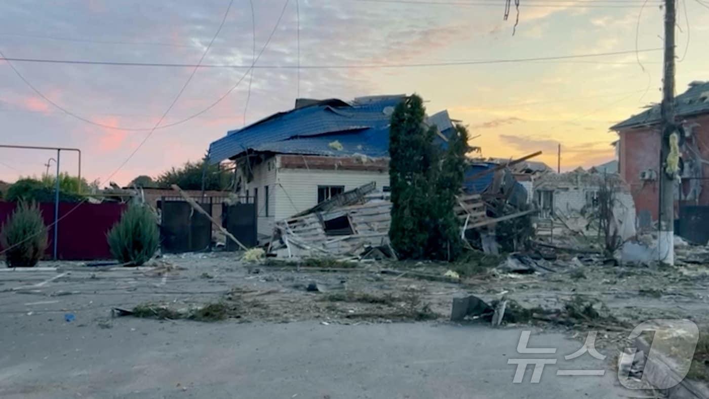 우크라이나군의 러시아 본토 침공 이틀째인 7일(현지시간) 러시아 쿠르스크주(州) 남부 수젠스키구(區)의 국경 마을 수드자에서 가옥이 우크라이나군의 포격에 파괴된 모습이 포착됐다. 2024.08.07. ⓒ 로이터=뉴스1 ⓒ News1 김성식 기자