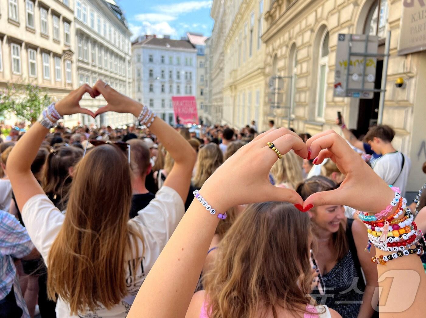 본문 이미지 - 테일러 스위프트의 공연에 테러를 모의한 용의자가 체포되며 공연이 취소되자 8일&#40;현지시간&#41; 오스트리아 빈에서 스위프트의 팬들이 모여있다. 2024.08.08 ⓒ 로이터=뉴스1 ⓒ News1 정지윤 기자