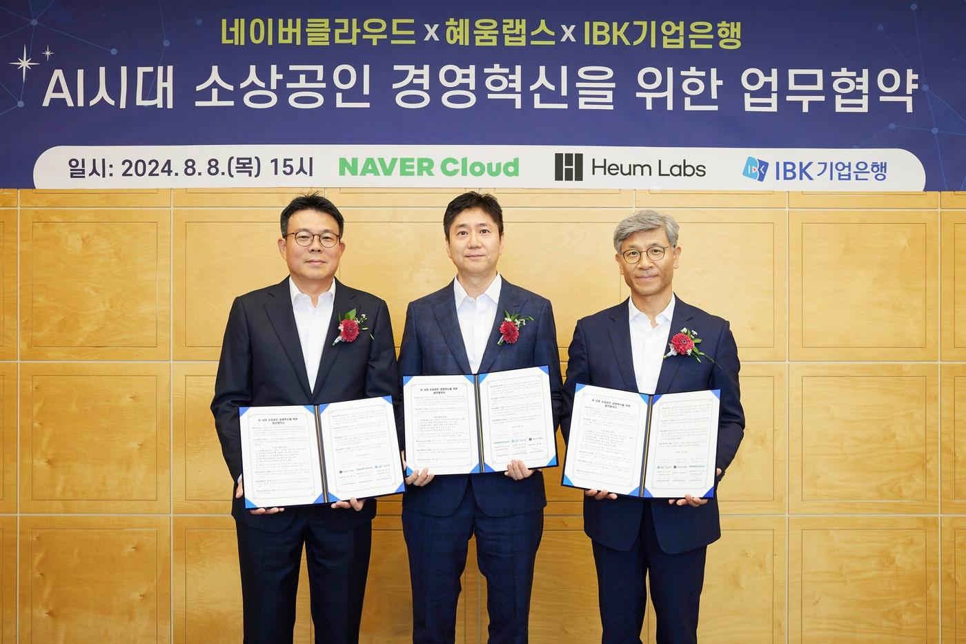 서울 중구 IBK파이낸스타워에서 열린 ‘AI시대 소상공인 경영혁신을 위한 업무협약식’에서 임문택 IBK기업은행 부행장(오른쪽), 이상준 네이버클라우드 CIO(왼쪽), 옥형석 혜움랩스 대표이사(가운데)이 기념촬영을 하고 있는 모습(IBK기업은행 제공_)