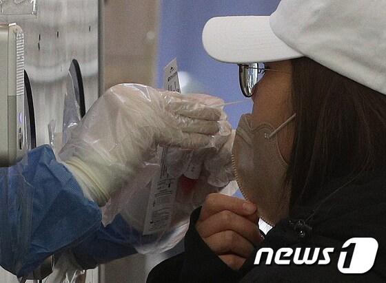 본문 이미지 - 한 시민이 코로나19 검사를 받고 있는 모습. 2023.1.19/뉴스1 ⓒ News1 신웅수 기자