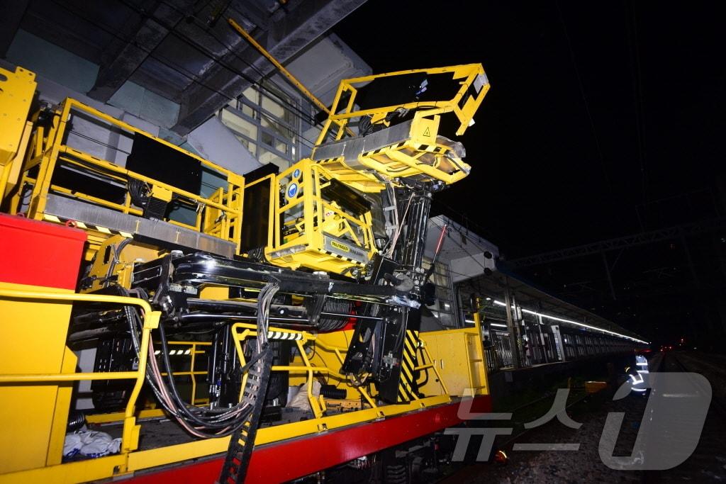 본문 이미지 - 9일 오전 2시 21분쯤 서울 지하철 1호선 구로역에서 상행선 모터카 상부 작업대(바스켓)가 다른 선로 점검 차량과 부딪히면서 작업자 2명이 숨지고 2명이 부상했다. 2024.08.09/뉴스1(구로소방서 제공)