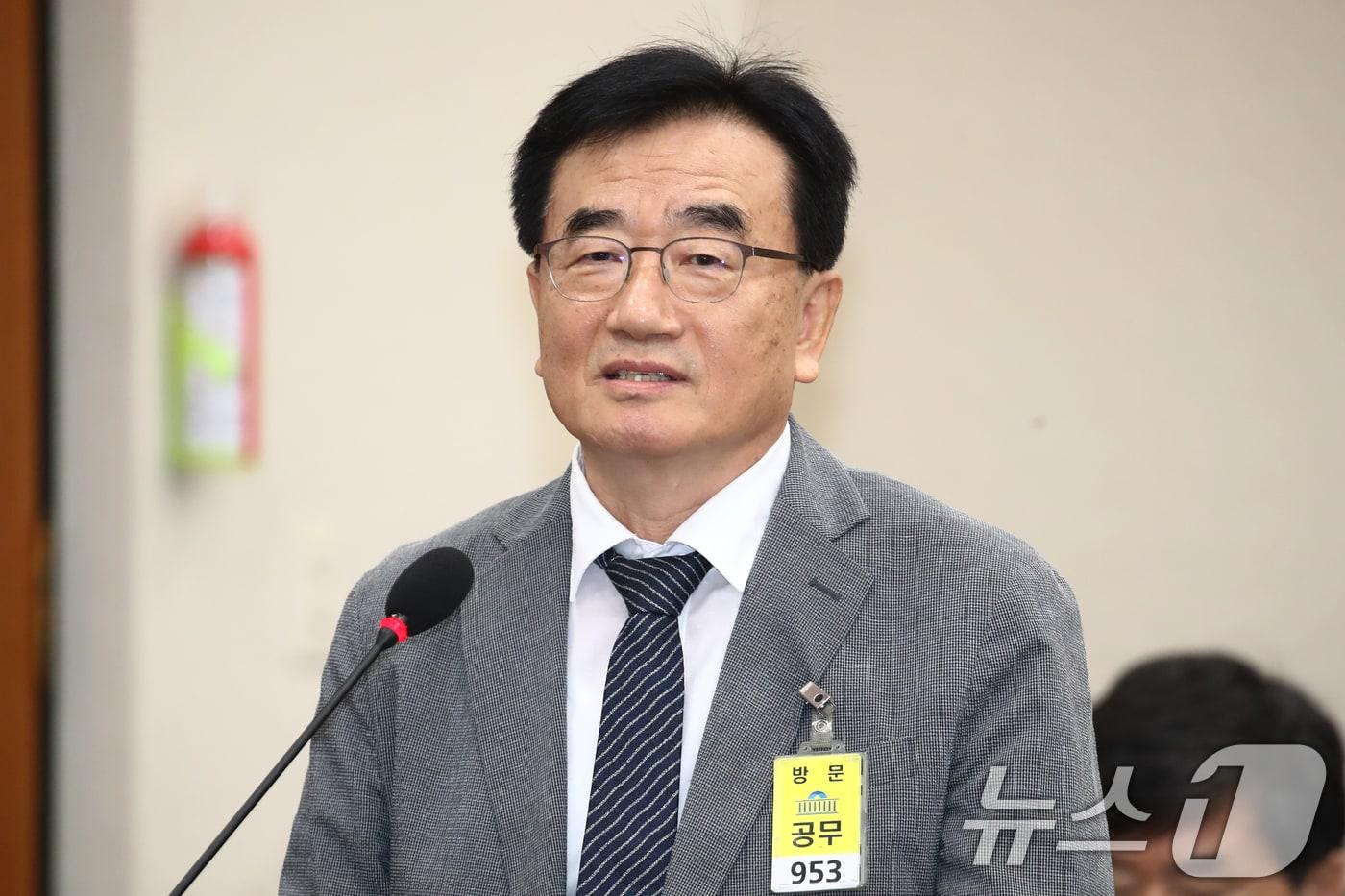 조능희 전 MBC플러스 사장이 9일 오전 서울 여의도 국회 과학기술정보방송통신위원회에서 열린 불법적 방송문화진흥회&#40;방문진&#41; 이사 선임 등 방송장악 관련 1차 청문회에서 정동영 더불어민주당 의원의 질의에 답변하고 있다. 2024.8.9/뉴스1 ⓒ News1 이광호 기자