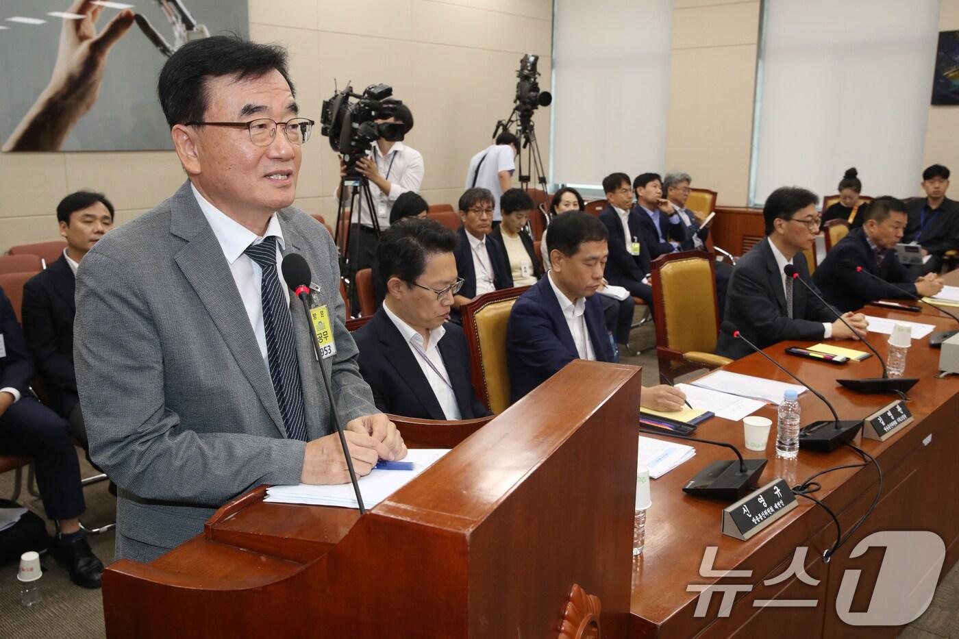 본문 이미지 - 조능희 전 MBC플러스 사장이 9일 오전 서울 여의도 국회 과학기술정보방송통신위원회에서 열린 불법적 방송문화진흥회(방문진) 이사 선임 등 방송장악 관련 1차 청문회에서 정동영 더불어민주당 의원의 질의에 답변하고 있다. 2024.8.9/뉴스1 ⓒ News1 이광호 기자