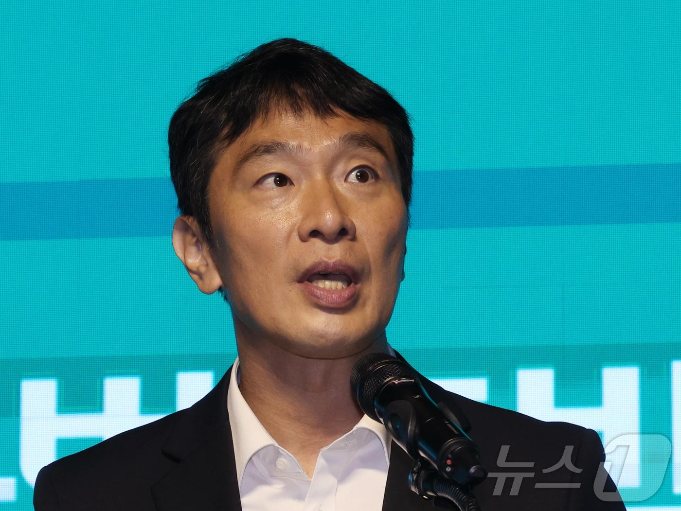 본문 이미지 - 이복현 금융감독원장이 지난 9일 서울 마포구 하나은행 '홍대 H-Pulse'에서 열린 '청소년 불법 도박 예방 선포식'에서 기념사를 하고 있다. 2024.8.11/뉴스1 ⓒ News1 황기선 기자