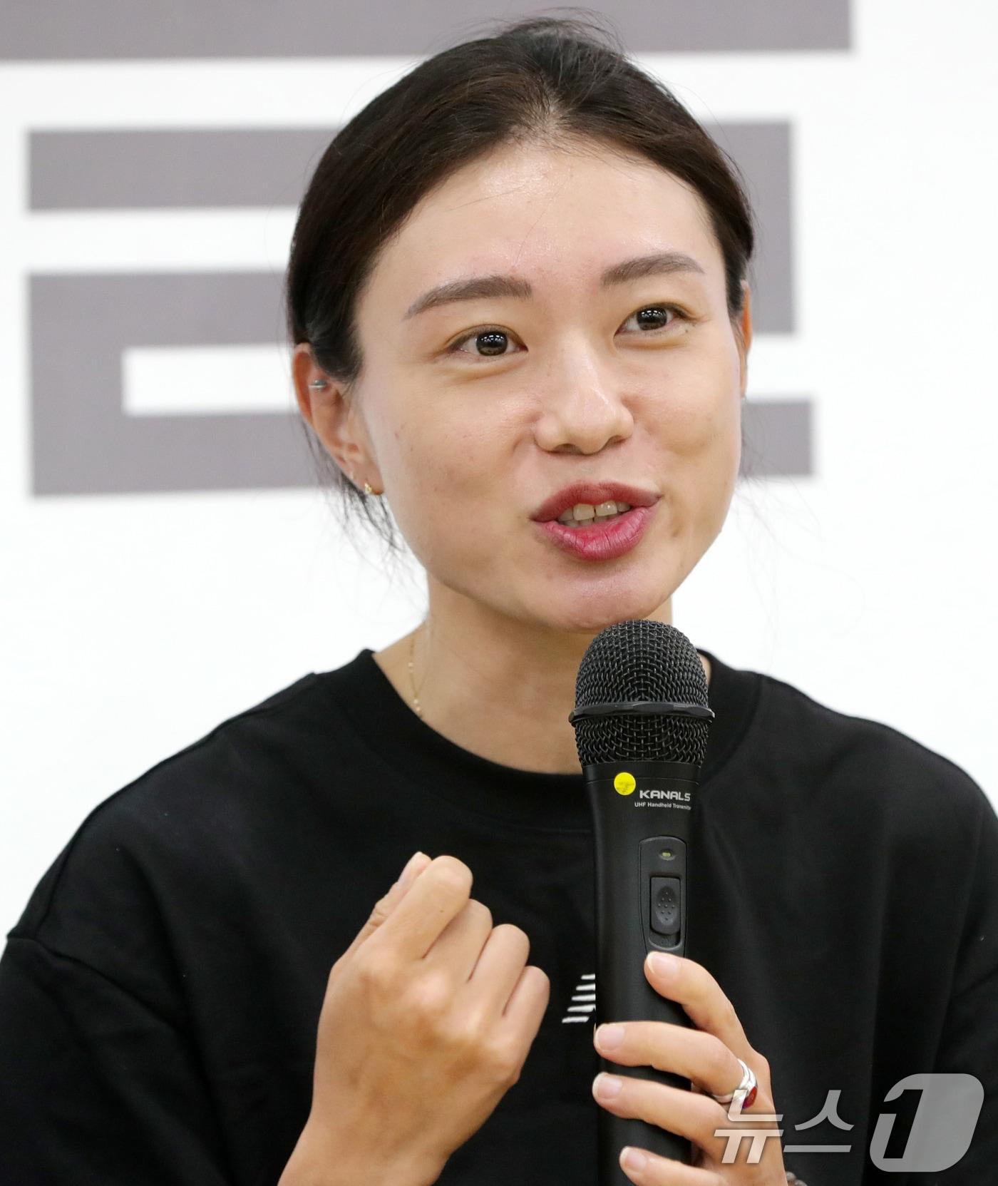 본문 이미지 - 2024 파리 올림픽 사격 10m 공기권총 은메달리스트 김예지 선수&#40;임실군청&#41;가 9일 전북자치도 임실군 전북특별자치도종합사격장에서 열린 기자회견에서 질의에 답변을 하고 있다. 2024.8.9/뉴스1 ⓒ News1 유경석 기자