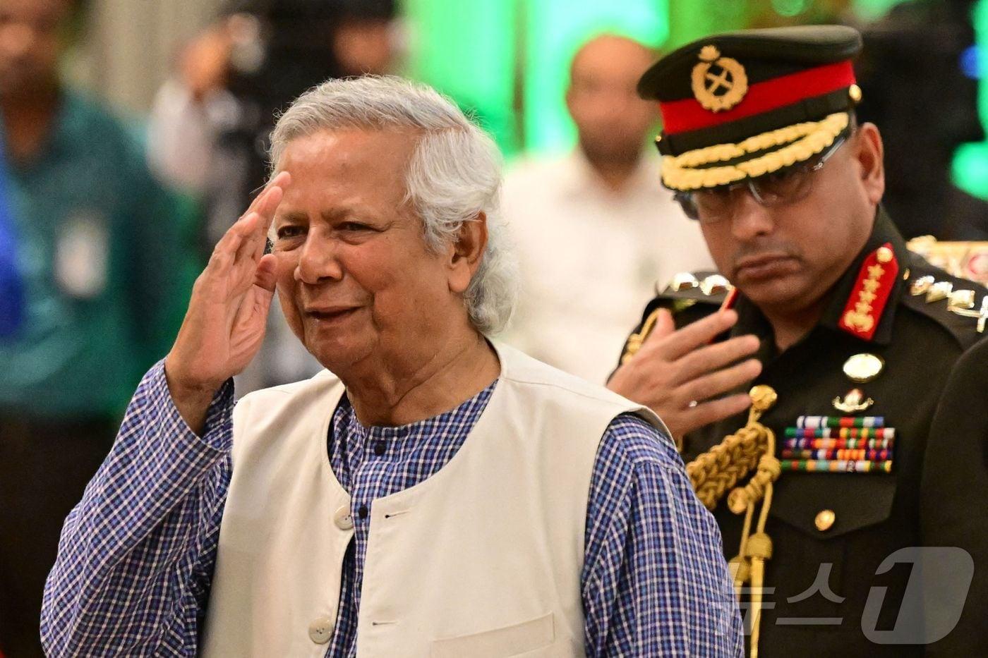 무함마드 유누스 방글라데시 과도정부 최고 고문이 8일 (현지시간) 다카의 대통령궁에서 정국 혼란을 수습하고 총선을 관리할 과도정부 출범식서 취임 선서를 하고 있다. 2024.08.09 ⓒ AFP=뉴스1 ⓒ News1 우동명 기자