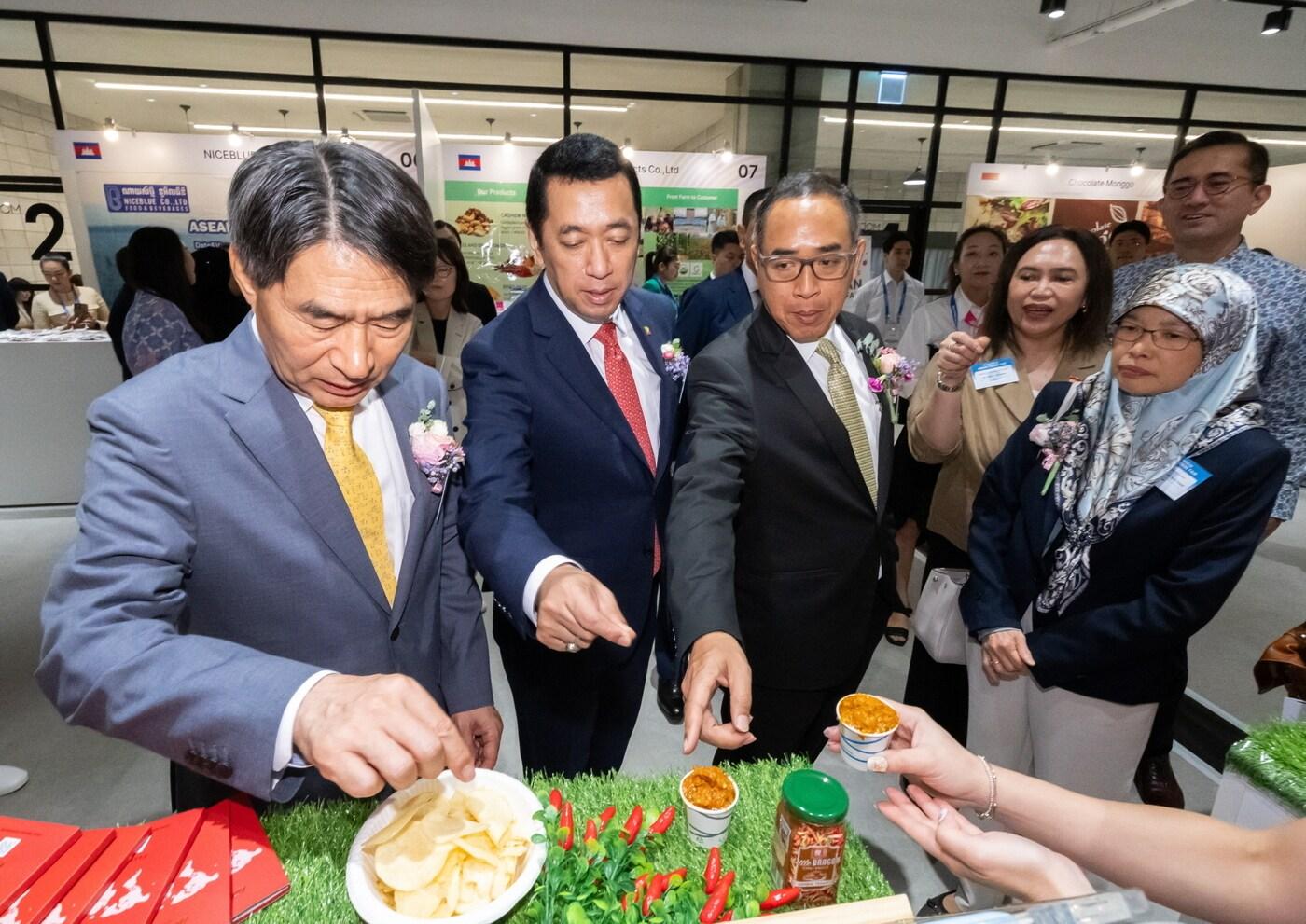 주한 아세안 대사들이 '2024 아세안 무역전시회' 부스 전시존에서 아세안의 다양한 식음료 제품을 둘러보고 있다. 8일, 코엑스 더 플라츠 / 사진=한-아세안센터 제공