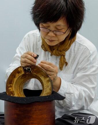 본문 이미지 - 망건장 보유자 전영인 씨. 국가유산청 제공.