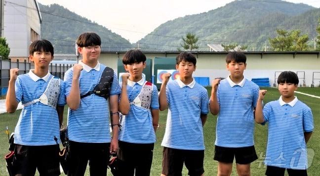 본문 이미지 - 김우진의 모교인 이원초·중 양궁선수들이 파이팅하고 있다. 왼쪽부터 김부영(이원중 3), 오승준(이원중 2), 윤영후(이원중 1), 주영진(이원초 6), 주영빈(이원초 6), 신동주(이원초 5). 