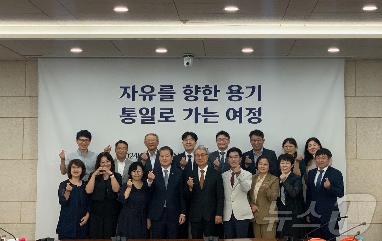 본문 이미지 - 2024 북한이탈주민 지원 유공 정부 포상 전수식 기념 사진&#40;통일부 제공&#41;