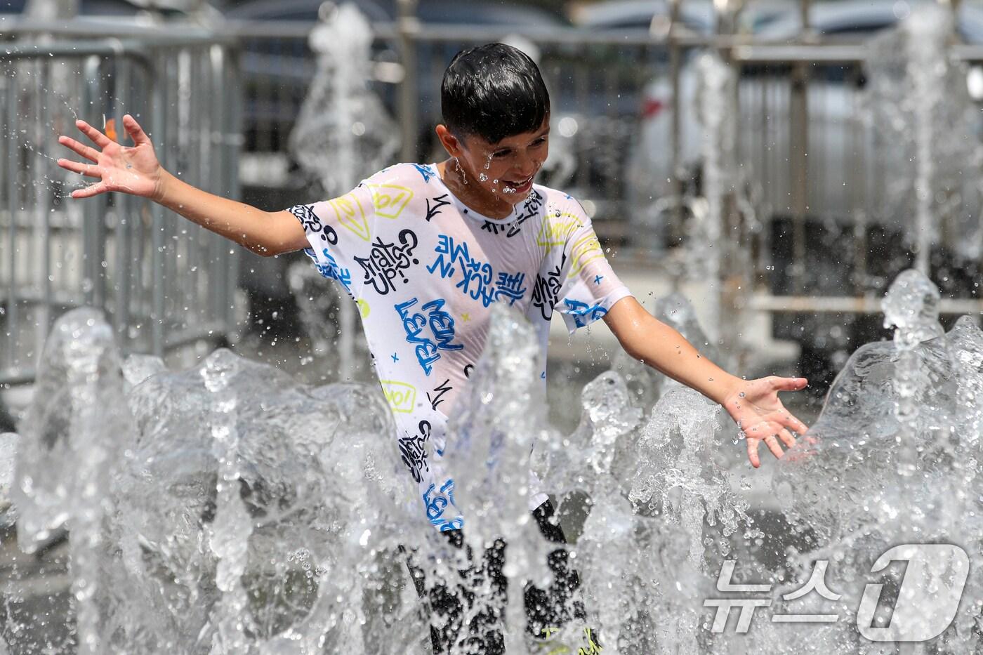 본문 이미지 - 전국 대부분 지역에 폭염특보가 발효된 9일 오후 서울 세종대로 광화문광장 분수대를 찾은 아이들이 더위를 식히고 있다. 2024.8.9/뉴스1 ⓒ News1 이승배 기자